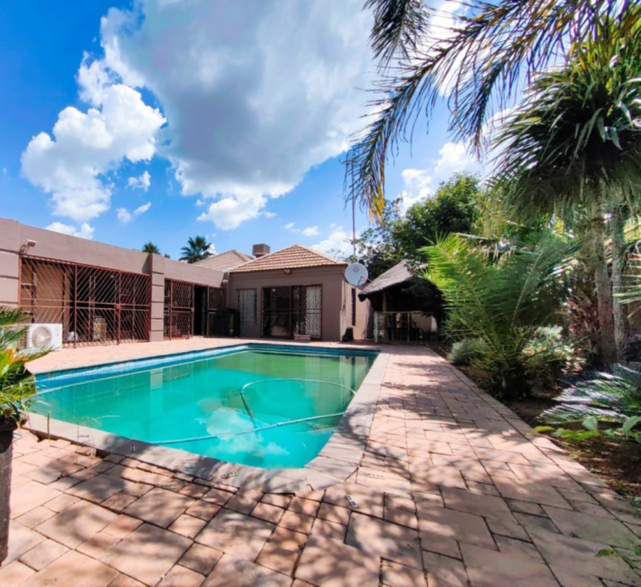 5 Bedroom Property for Sale in Van Der Hoff Park North West